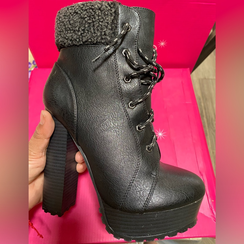 Botas - Picture 4 of 5